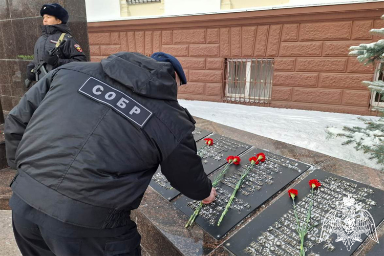 В Тюмени начальник территориального управления Росгвардии и сотрудники спецподразделений почтили память погибших боевых товарищей