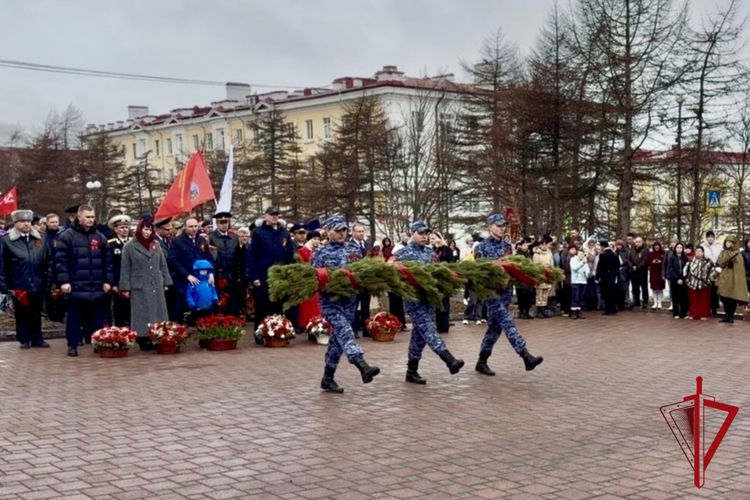 Накануне Дня Победы росгвардейцы приняли участие в церемониях памяти в Магадане