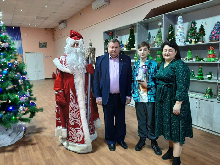 В Миллеровском районе продолжается Всероссийская акция «Елка желаний»