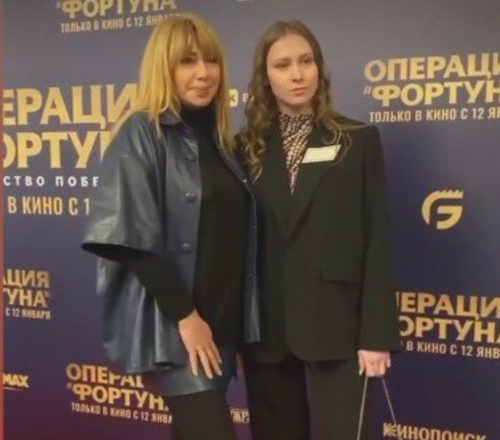 Алена апина дочь ксения фото Алена Апина с дочерью посетила премьеру фильма "Операция "Фортуна": Искусство по