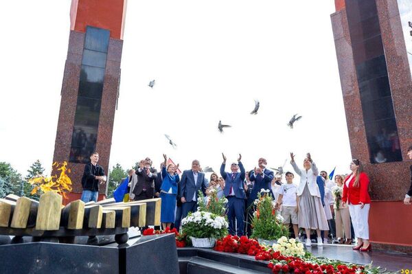 Голуби в небе над мемориалом Вечность - символ стремления Молдовы сохранить мир, который принесли на нашу землю советские солдаты - Sputnik Молдова