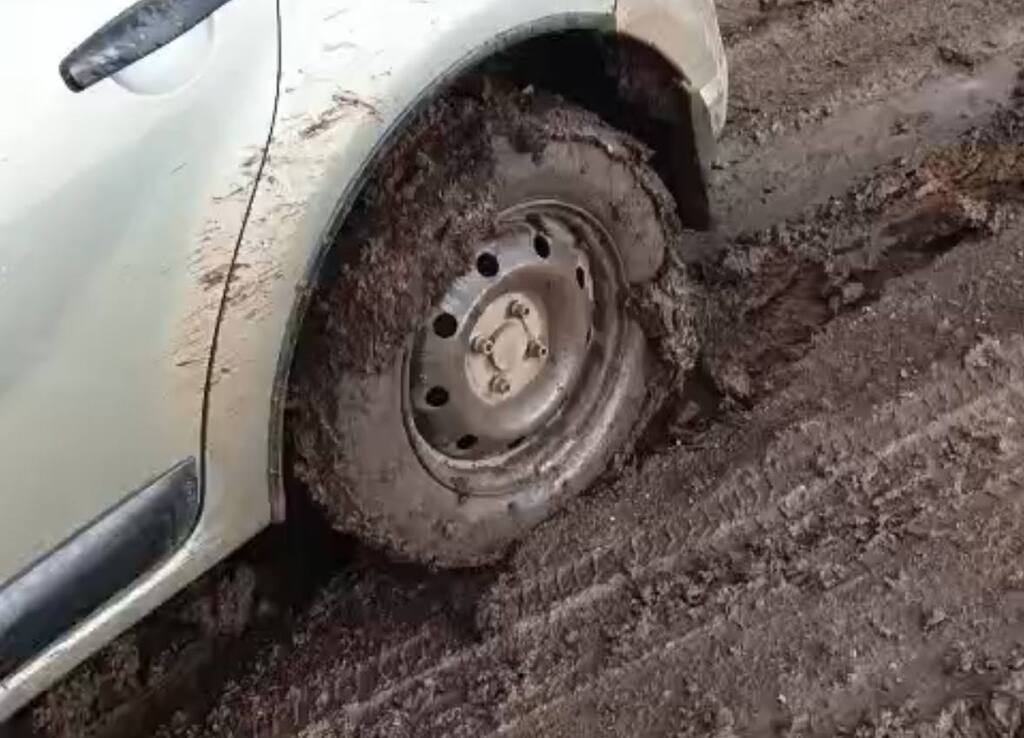 Колесо, которое утонуло в грязи на «новой» дороге