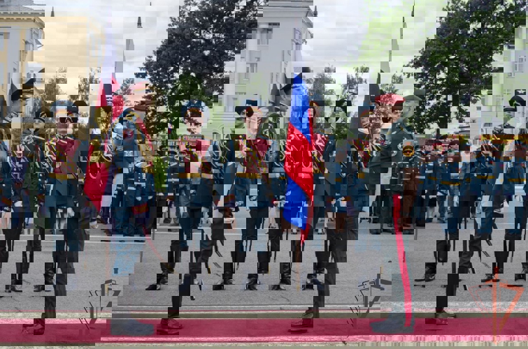 Первый заместитель директора Росгвардии генерал-полковник Юрий Яшин вручил вымпел директора Росгвардии Центру специального назначения «Витязь»