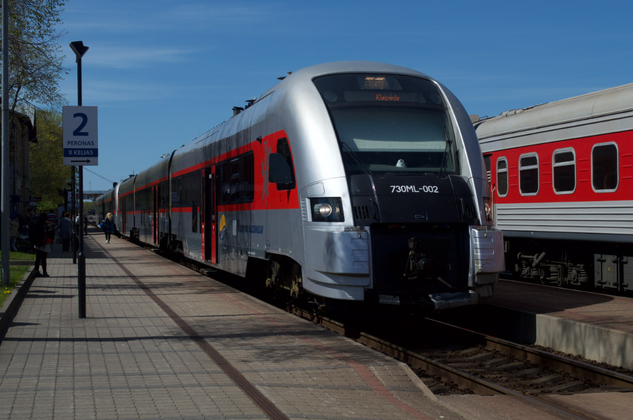 Поезд на железнодорожном вокзале Клайпеды