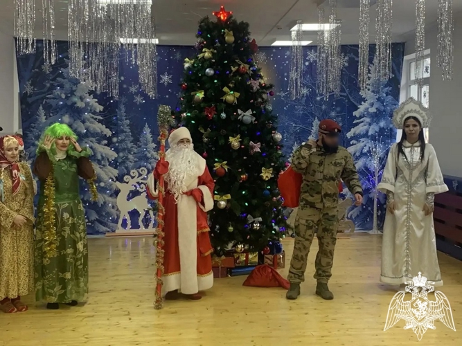 Военнослужащие махачкалинского соединения Росгвардии поздравили с наступающим Новым годом воспитанников социальных учреждений 
