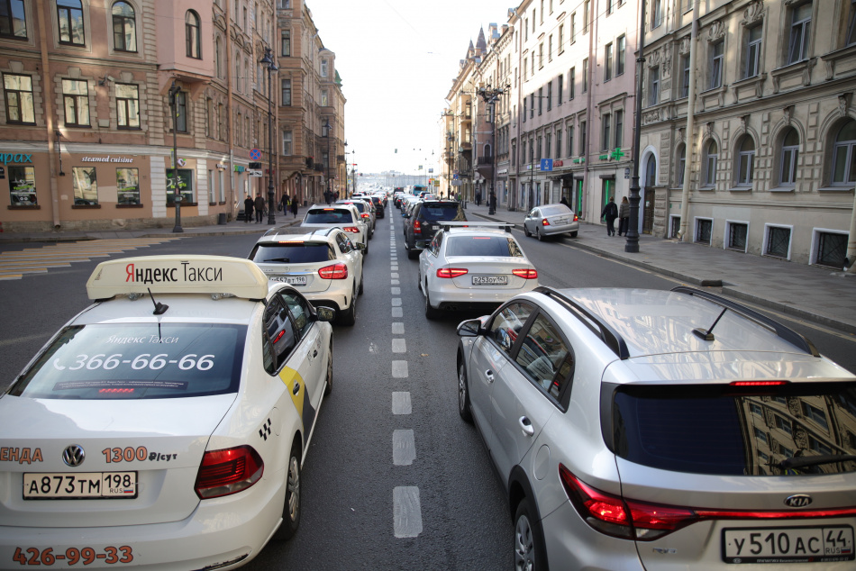 Петербург встал в утренних заторах из-за аварий и перегруженных трасс