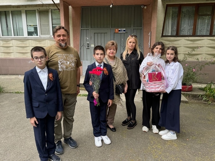 Вероника Иванчикова с учениками сочинской школы поздравили семью ветерана