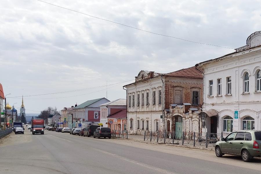 Купеческие особняки, усадьба конезавода и храмы: чем удивляет старинный Болхов | Купеческие дома улицы Ленина ныне распределены между разными учреждениями. Например, в доме Жженова (на фото справа) теперь размещается музей./ФОТО АВТОРА