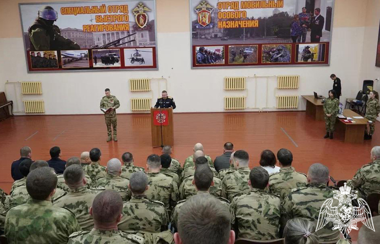 В День образования ОМОН и ОМОН (на транспорте) в Воронеже отличившихся сотрудников спецподразделений отметили медалями, почетными грамотами и благодарностями