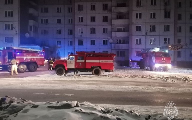 Из-за пожара в черногорской пятиэтажке эвакуировали людей