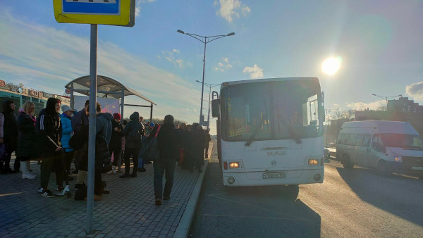Раздался громкий хлопок: в Самаре автобус с пассажирами завалился на бок 