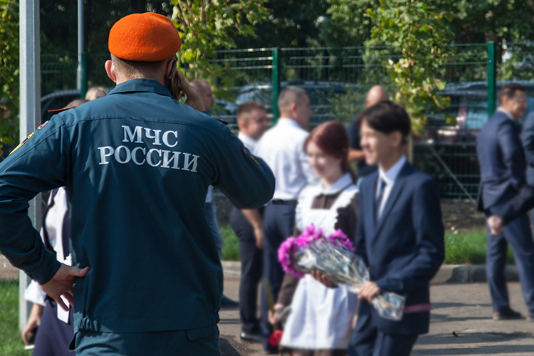 «Для нас безопасность — приоритет. Во всех школах традиционно проходит неделя безопасности. Специалисты выходили в учреждения, помогали определить безопасные места и отработать алгоритмы поведения»