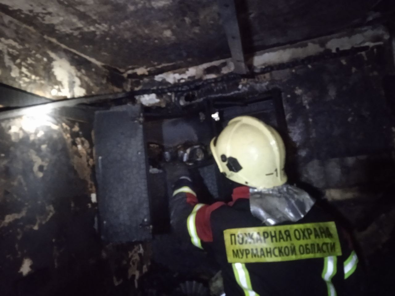 Поджог двери журналиста. Поджог двери журналиста. Подожгли дверь. Павленский дверь фсб. Компот мне подожгли дверь.