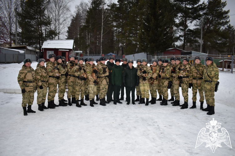 Курсантам Пермского военного института Росгвардии торжественно вручили щенков