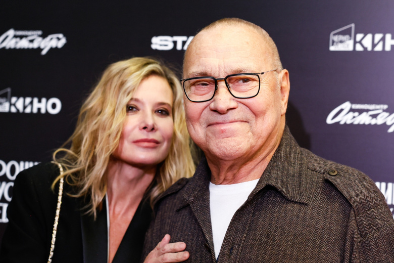 Режиссер Андрей Кончаловский и его супруга актриса Юлия Высоцкая во время премьеры сериала «Хроники русской революции» Андрея Кончаловского