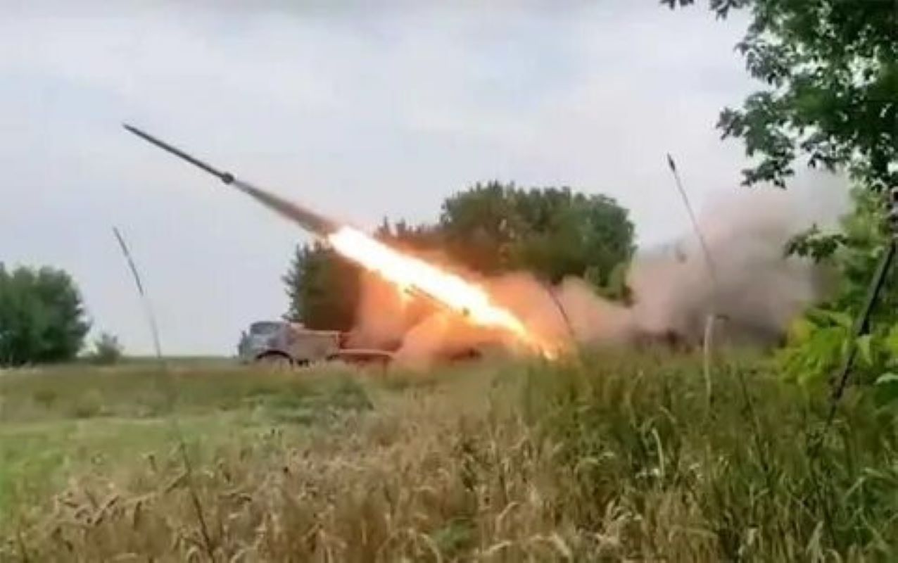 Под шквальным огнем. Шквальный огонь автомат. Военно-штурмовая полоса. Артиллерия шквальный огонь. Под шквальным огнем.