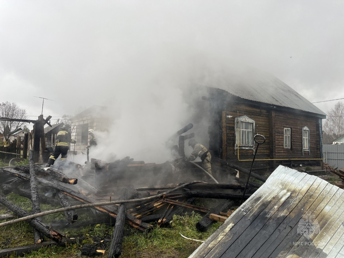 В Кирове на Лесозаводской загорелся дом