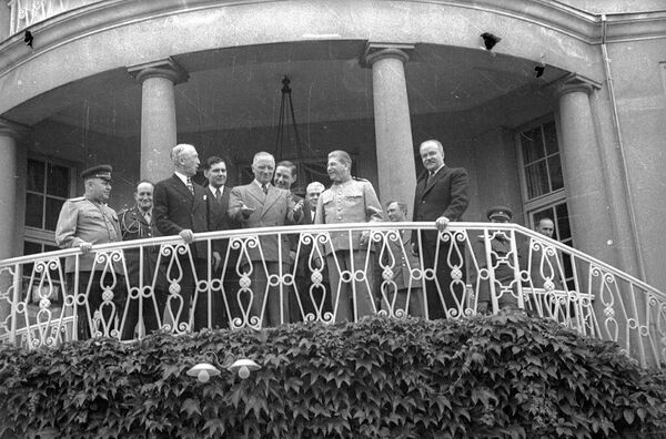 Гарри Трумэн, Иосиф Сталин, Вячеслав Молотов на балконе. Потсдамская конференция - Sputnik Абхазия
