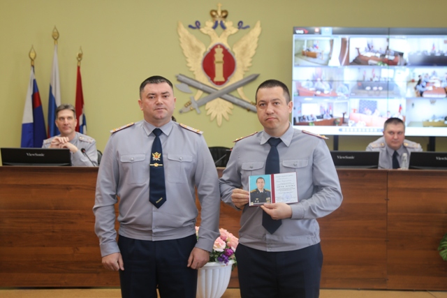 Сотрудники Омского УФСИН получили удостоверения о занесении на Доску Почёта
