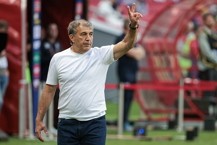 Главный тренер казанцев, вероятно, зная о планах правления клуба, перестал выходить на связь с представителями организации. До него банально не могут дозвониться, чтобы пригласить в столицу Татарстана для обсуждения будущей отставки