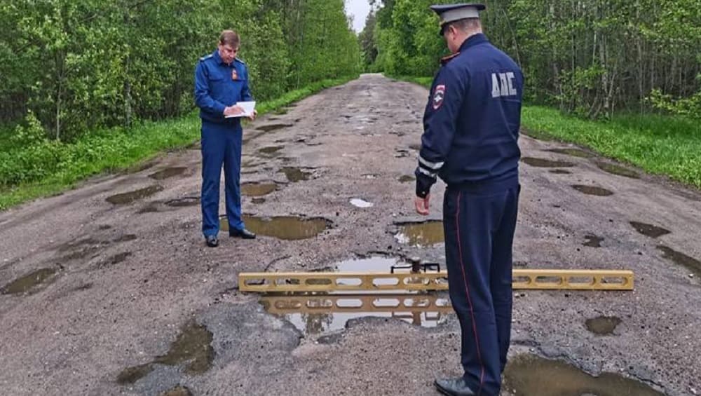 Сотрудника управления дорог оштрафовали за разбитые дороги в Клинцовском районе