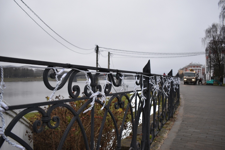 В Твери стартовали работы по новогоднему украшению города