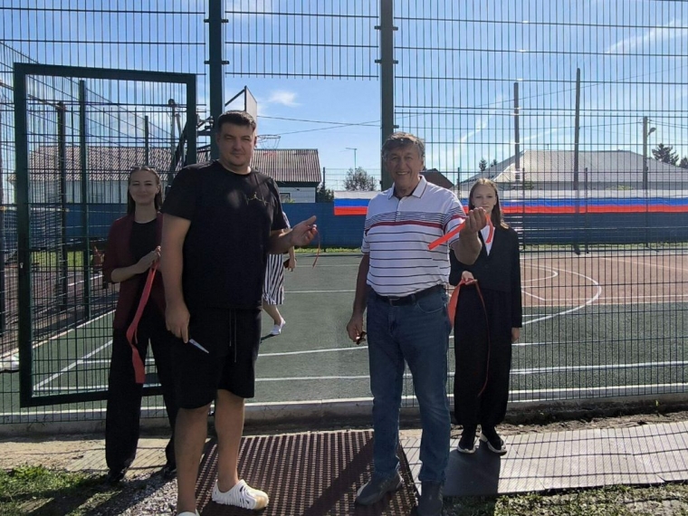 По народной программе «Единой России» в Большереченском районе открыли новую спортплощадку