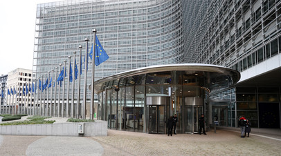 Штаб-квартира Европейской комиссии (здание Берлеймон) и флаги Европейского Союза в Брюсселе, Бельгия