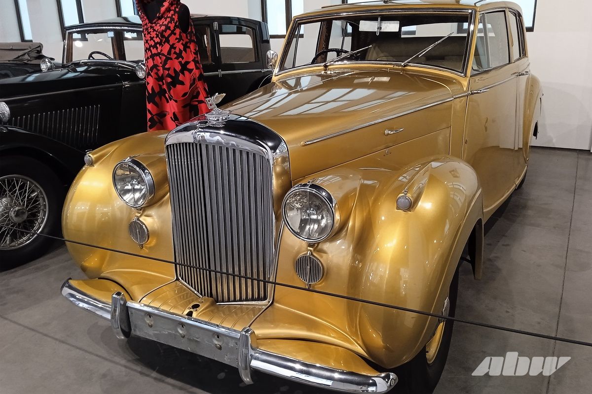 Стиль, мода и ретроавтомобили музея в испанской Малаге: часть вторая