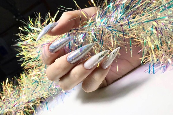 ногти на новый год однотонные. зимний маникюр. маникюр с фольгой на длинные ногти. новогодний маникюр 2022. новогодний маникюр.