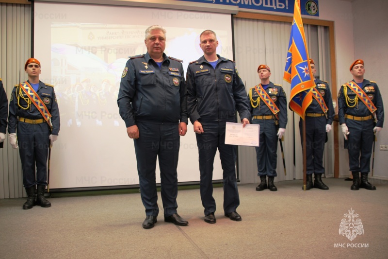 28 специалистов Сибири получили дипломы магистров ведомственного вуза МЧС России