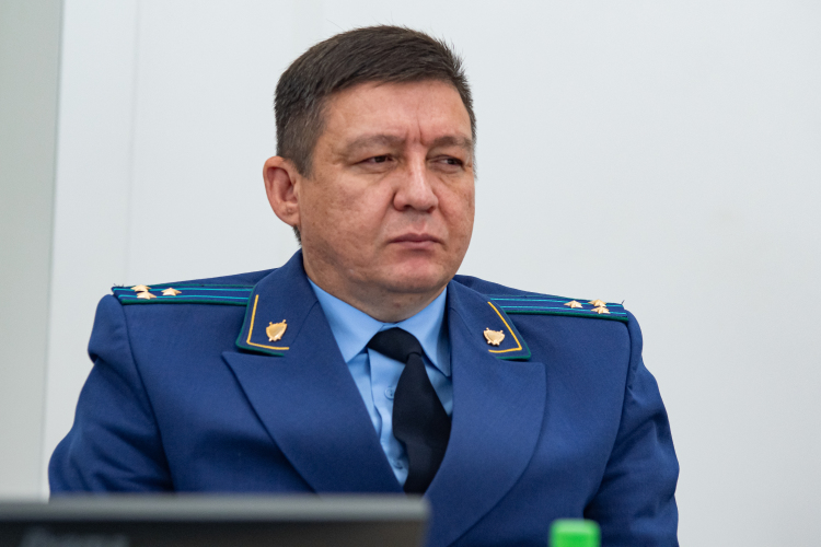 Чем объясняется столь стремительное завершение карьеры Галимарданова в Нижнекамске? Как рассказывают источники нашего издания, у прокурора Татарстана Альберта Суяргулова были серьезные претензии к его работе