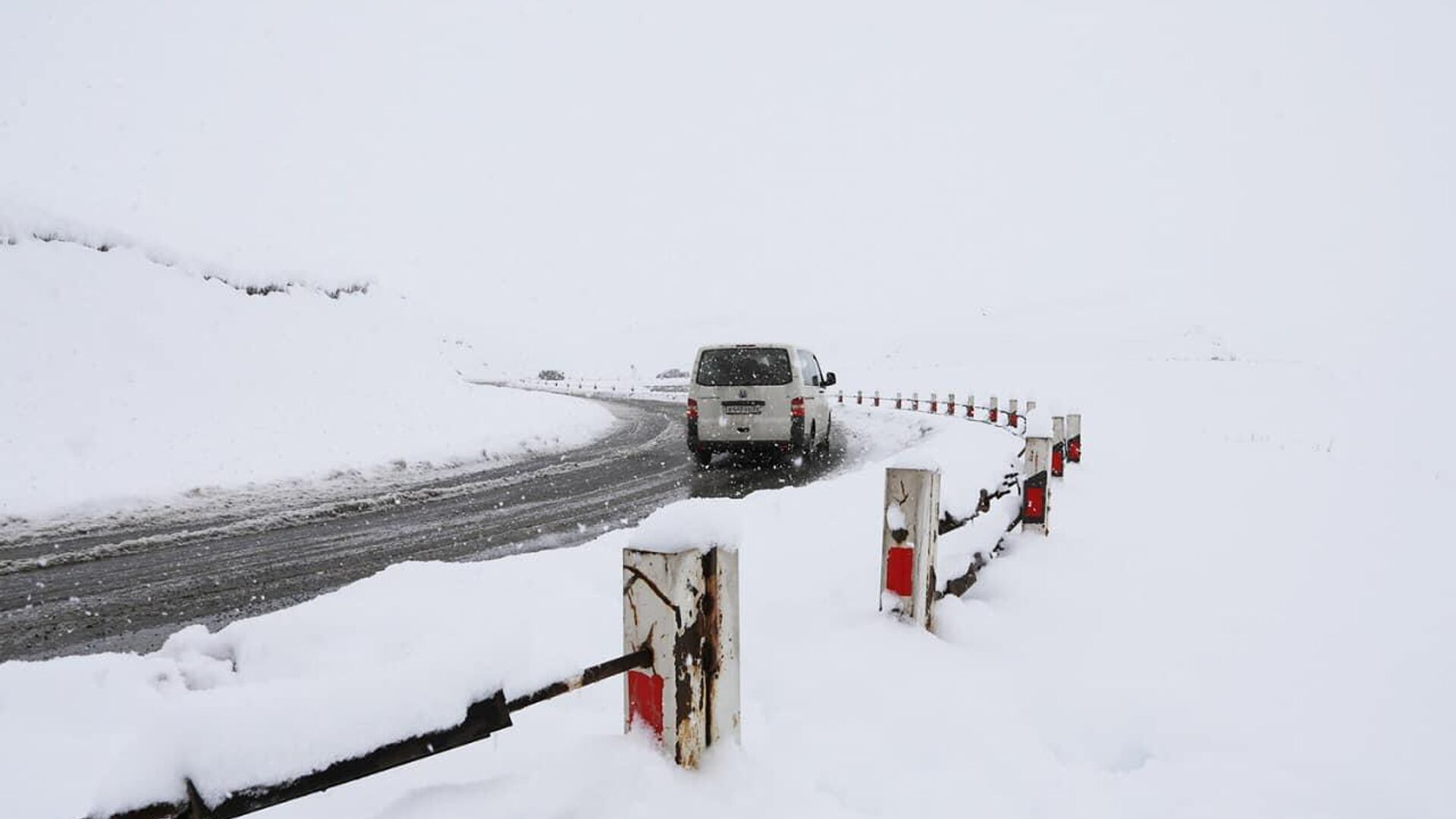 Участок Гудаури-Коби автомагистрали Мцхета-Степанцминда-Ларс - Sputnik Грузия, 1920, 05.02.2026