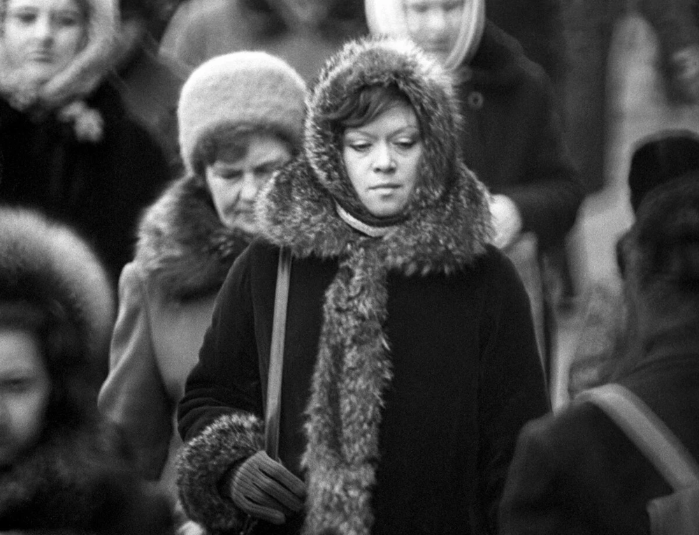 Алиса Фрейндлих на одной из улиц Ленинграда, 1977 год