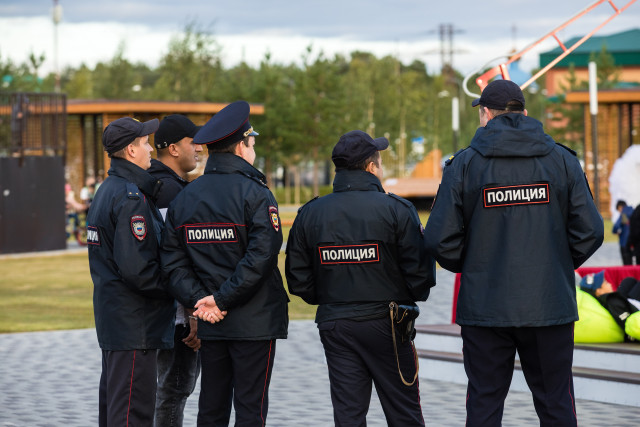 Полицейские и приставы выслали из ХМАО за пределы страны 80 нелегалов