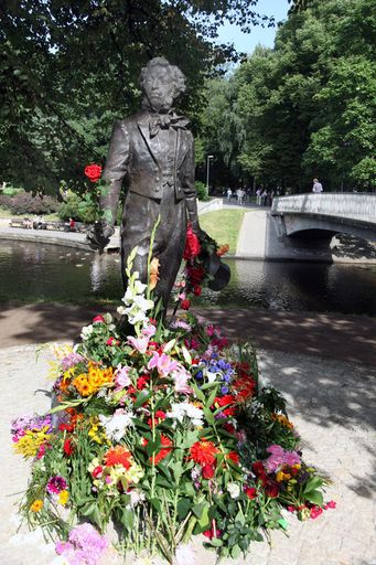 Власти Риги снесли памятник Пушкину, его отправят на хранение в Союз художников Латвии