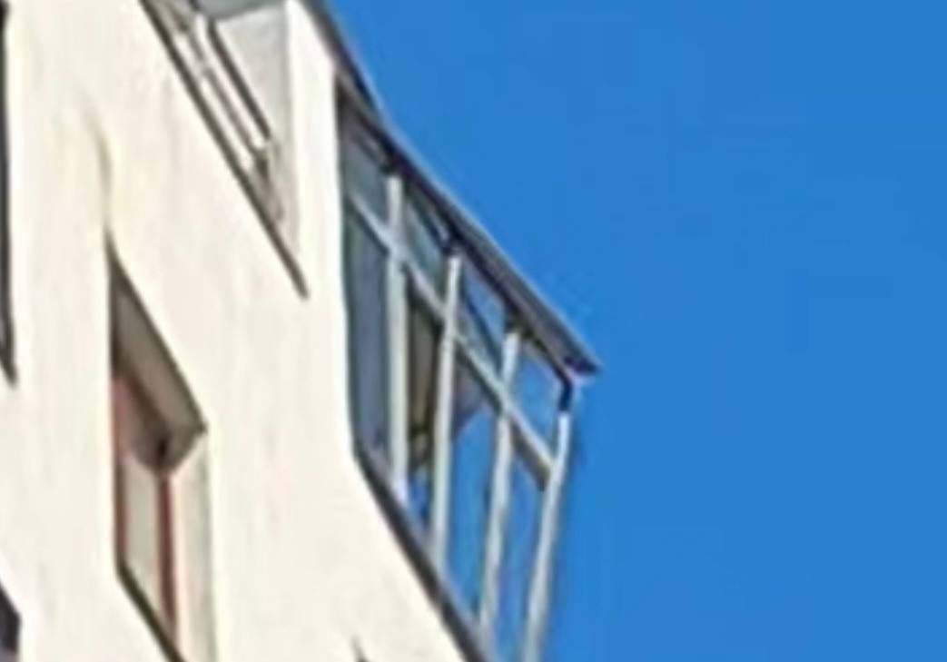 Оконная рама. Источник: Стоп-кадр из видео местных жителей