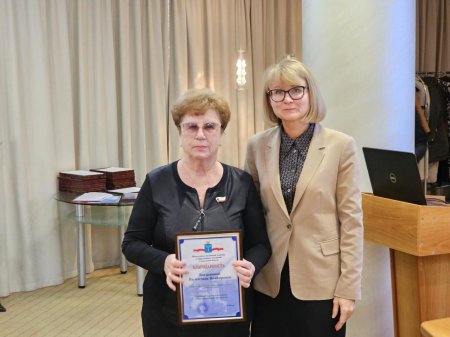 Министр Наталья Трошина наградила членов Общественной палаты области