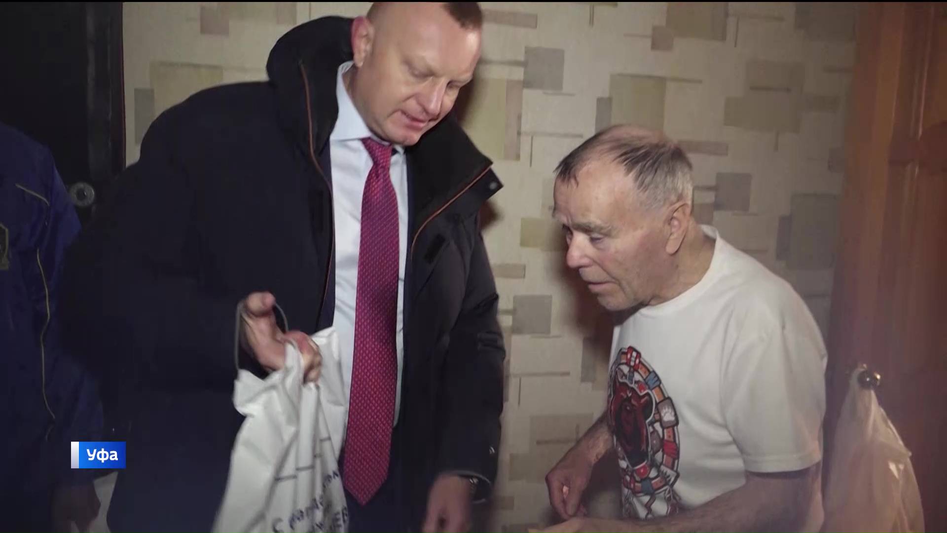 В преддверии Нового года депутат Госдумы Иван Сухарев навестил пожилых людей в Уфе