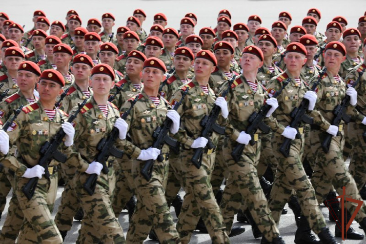 Первый заместитель директора Росгвардии генерал-полковник Юрий Яшин проверил готовность парадного расчета