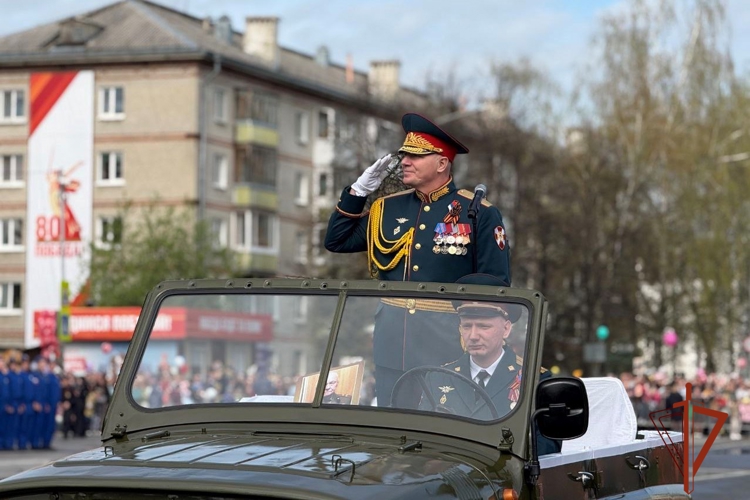 Командир Северского соединения Росгвардии принял праздничный парад в честь юбилея Великой Победы (видео)