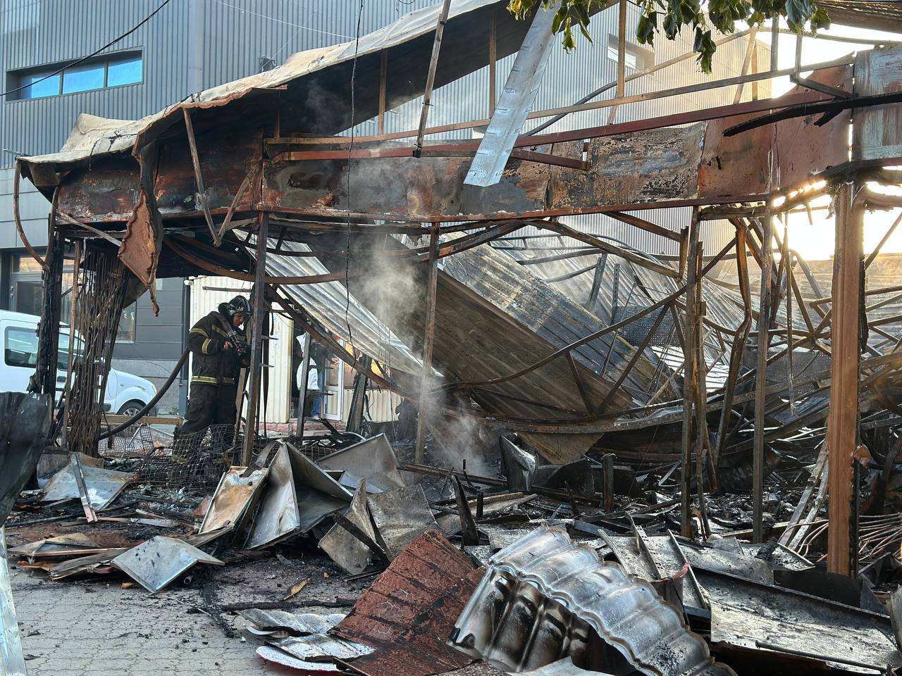 Ночью враг атаковал Токмак: сгорел рынок, пострадали дома (ФОТО, ВИДЕО) | Русская весна