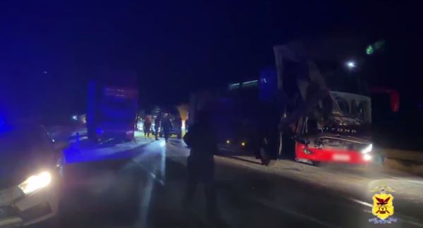 Автобус с вахтовиками врезался в стоящую фуру в Забайкалье