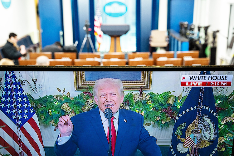 «Для России это человек (Дональд Трамп), который зарабатывает на убийствах русских, но делает это значительно более умно и аккуратно, нежели европейские идиоты»