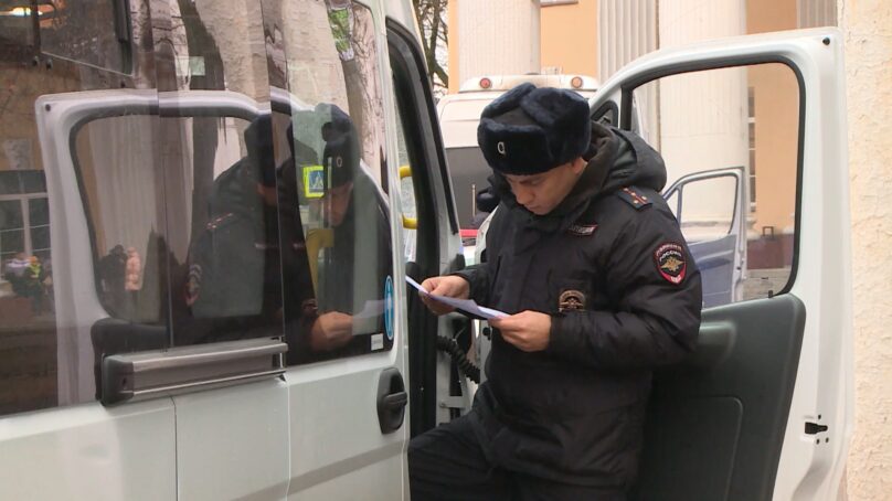 В областном центре сотрудники Ространснадзора и ГИБДД проверили безопасность организованной перевозки детей на праздничную ёлку