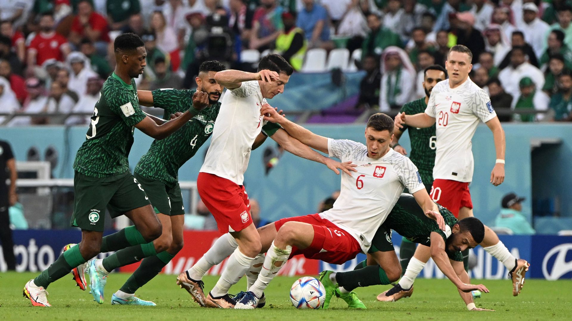 Голы Зелиньского и Левандовского помогли сборной Польши одержать первую победу на ЧМ-2022