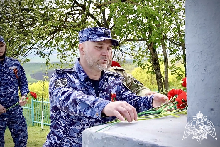 В Ингушетии росгвардейцы возложили цветы к памятнику погибшим в Великой Отечественной войне