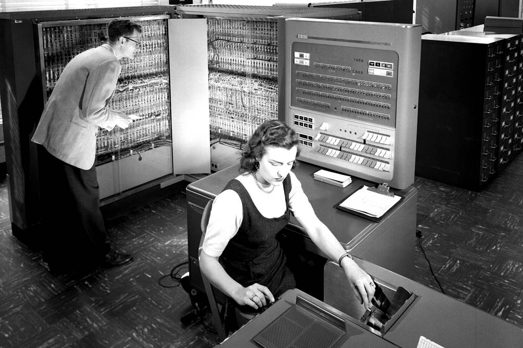 Компьютер IBM 704, 1957 год Smith Collection/Gado/Getty Images