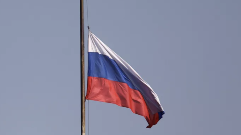 Российский флаг приспустили на здании Народного совета Луганска