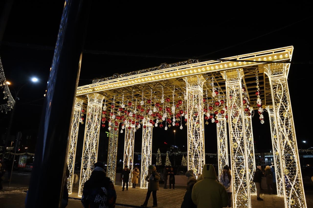 площадь ленина новосибирск 2023. украшение улицы на новый год. новогодний новосибирск. новогодние украшения. улица ленина новосибирск новый год 2023.